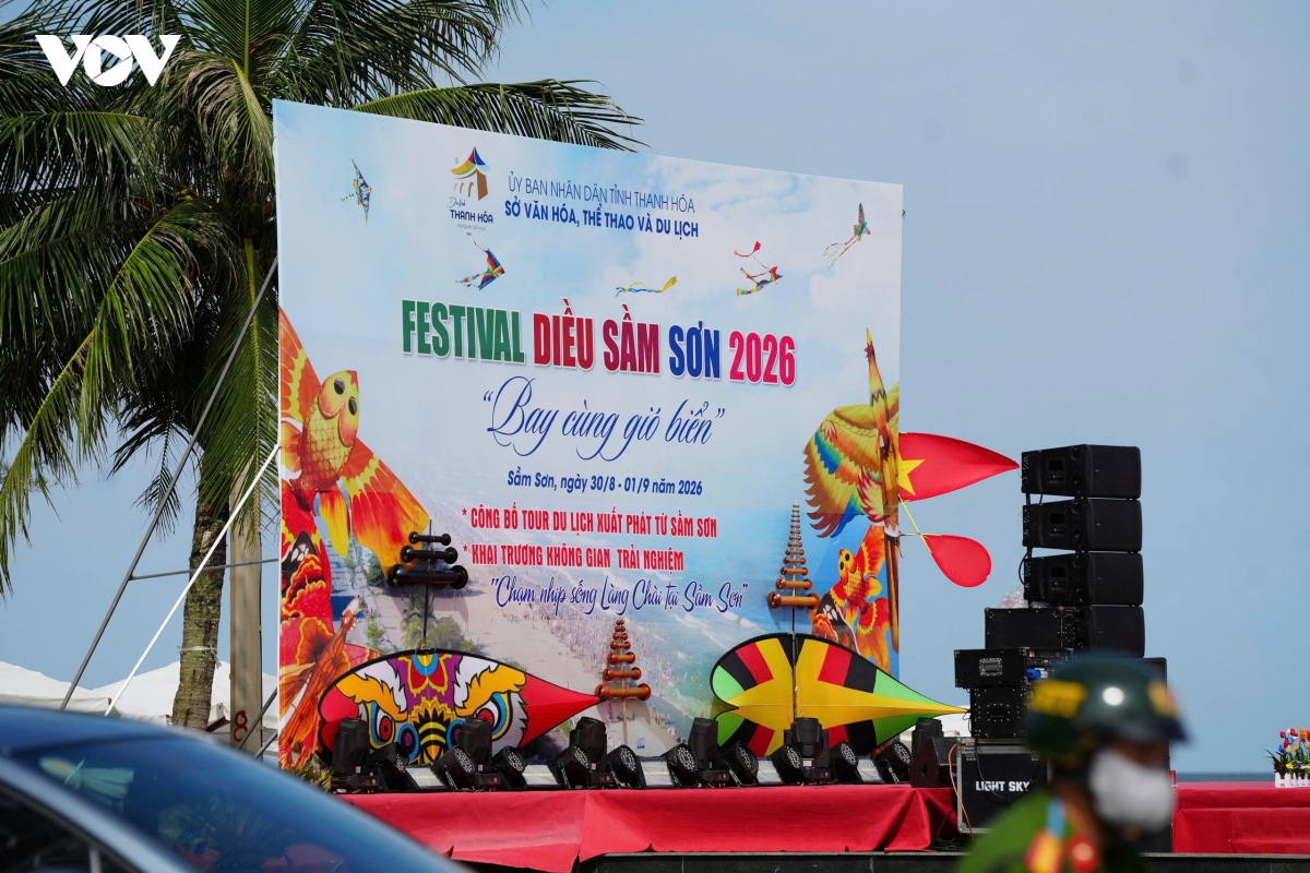 ruc ro festival dieu sam son, hut du khach dip le 2 9 hinh anh 1
