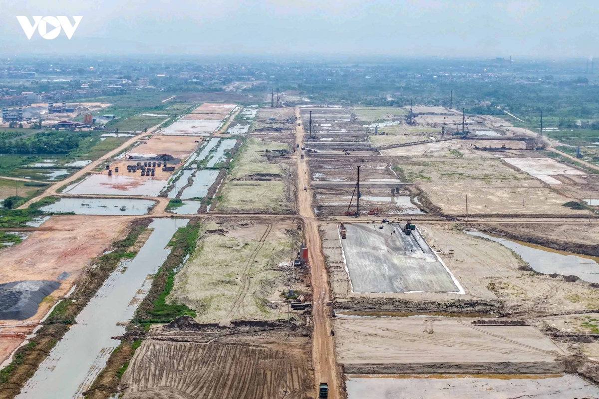Doan vien, thanh nien tiep suc nguoi dan di doi phuc vu san bay gia binh hinh anh 2