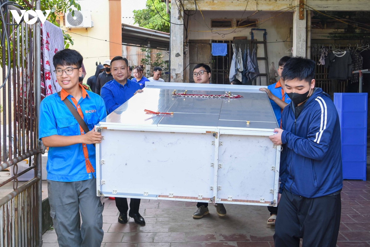 Doan vien, thanh nien tiep suc nguoi dan di doi phuc vu san bay gia binh hinh anh 3