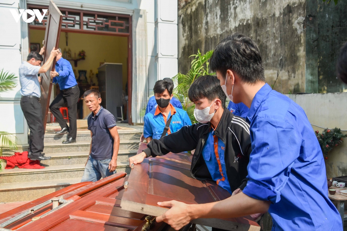 Doan vien, thanh nien tiep suc nguoi dan di doi phuc vu san bay gia binh hinh anh 5