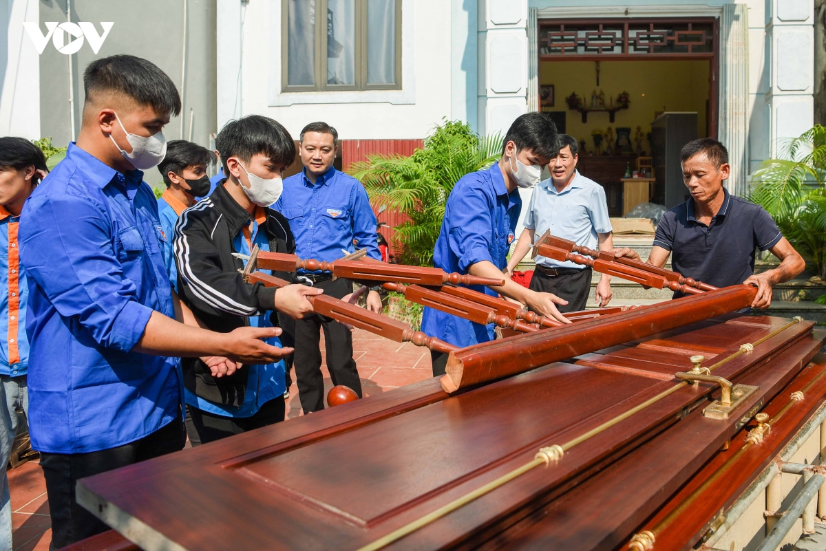 Doan vien, thanh nien tiep suc nguoi dan di doi phuc vu san bay gia binh hinh anh 9