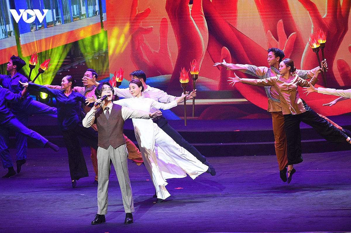 xuc dong chuong trinh chinh luan nghe thuat sao doc lap hinh anh 14