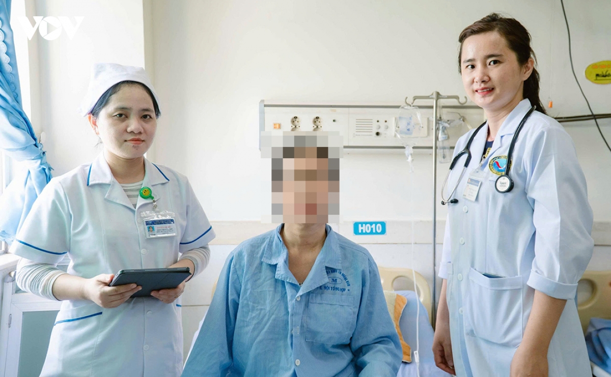 Dot ray giua nang nong, nguoi phu nu soc nhiet, bat tinh hinh anh 2