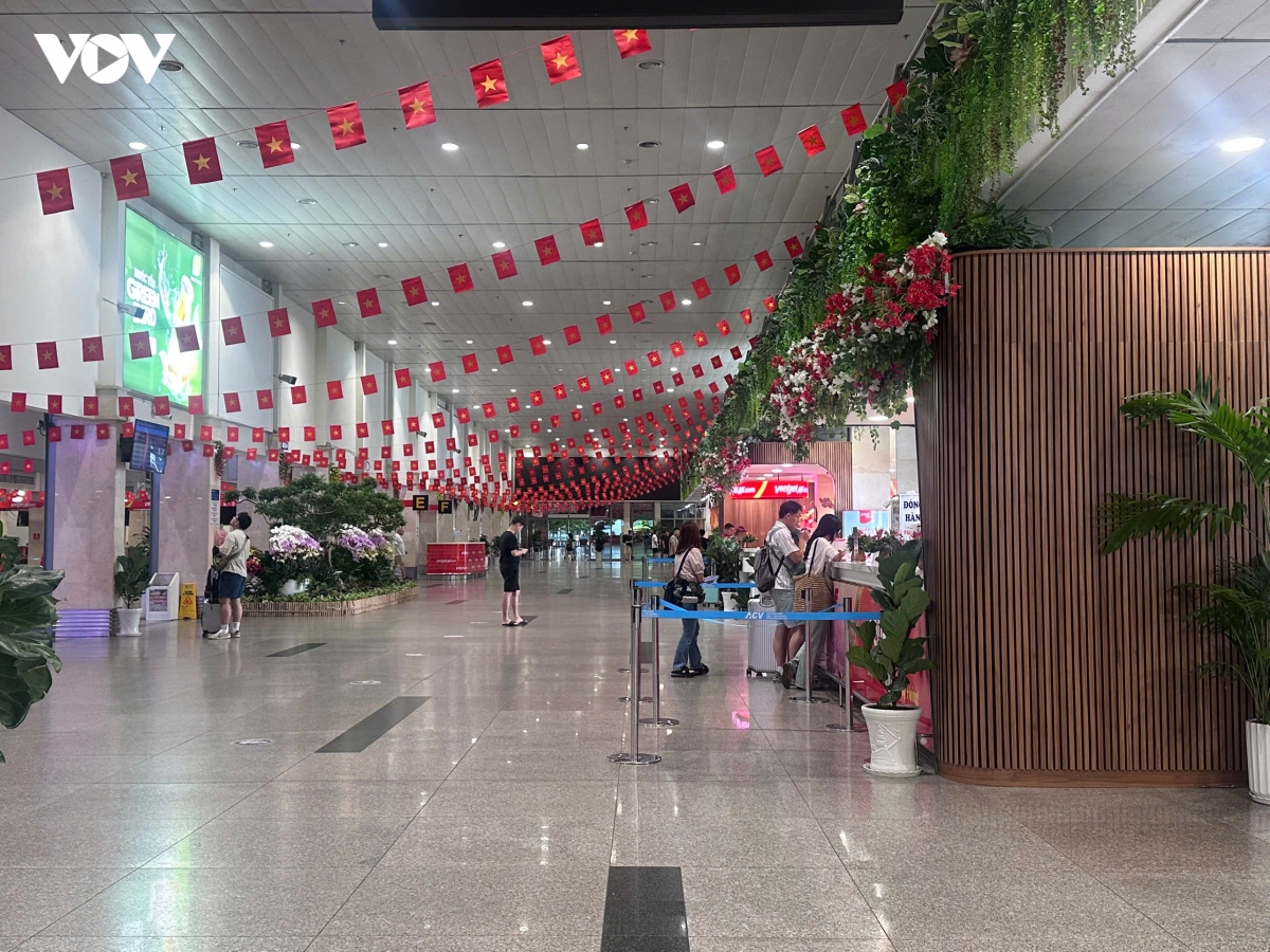 ga tau, san bay tan son nhat khong qua dong duc trong ngay dau ky nghi le 2 9 hinh anh 3