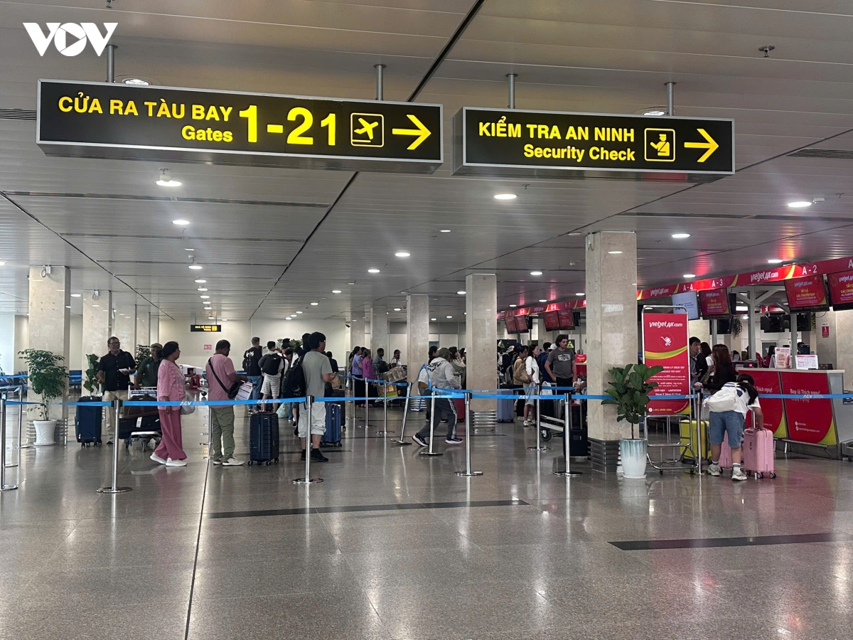 ga tau, san bay tan son nhat khong qua dong duc trong ngay dau ky nghi le 2 9 hinh anh 2