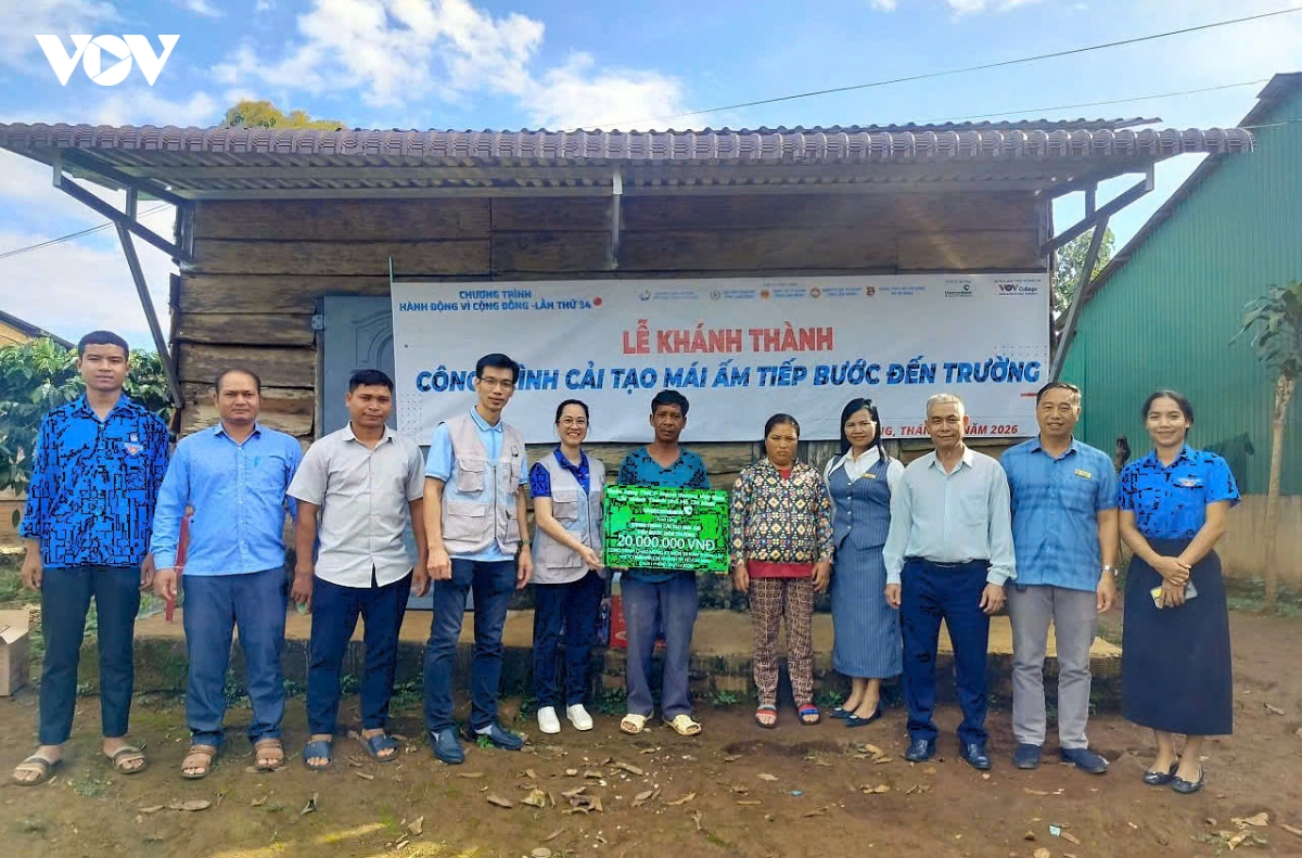 lam Dong kham benh mien phi, tang qua cho hon 1.200 nguoi dan, hoc sinh hinh anh 3