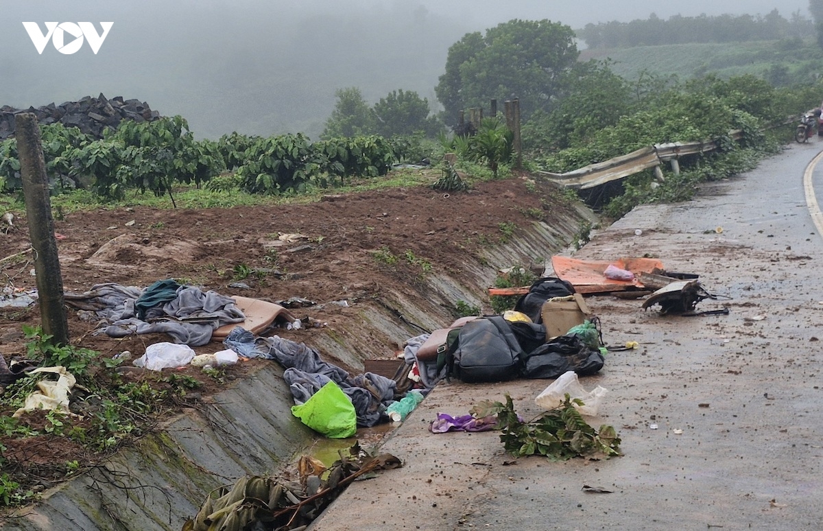 vu lat xe khach o gia lai 4 nguoi tu vong, tuyen duong chua duoc ban giao hinh anh 3