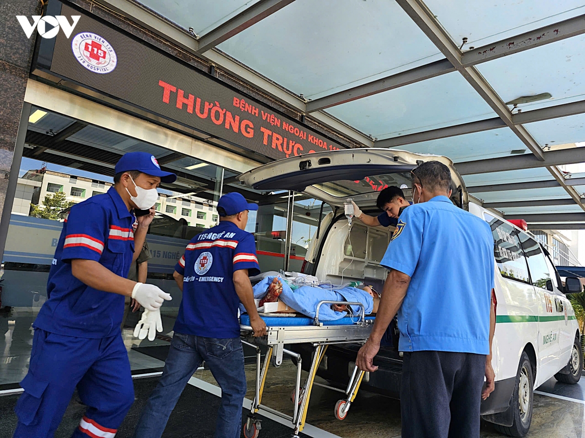 xe khach gap tai nan giao thong tren duong cao toc, khoang 20 nguoi nhap vien hinh anh 1