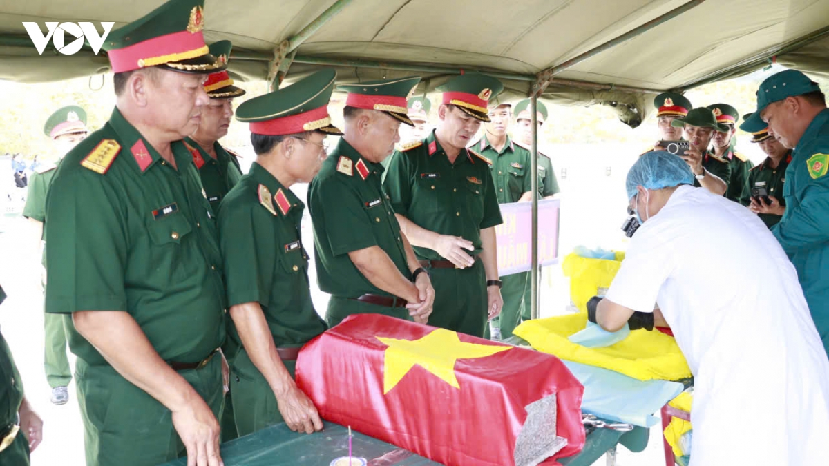 bo tu lenh quan khu 5 tham, dong vien luc luong quy tap hai cot liet si hinh anh 2