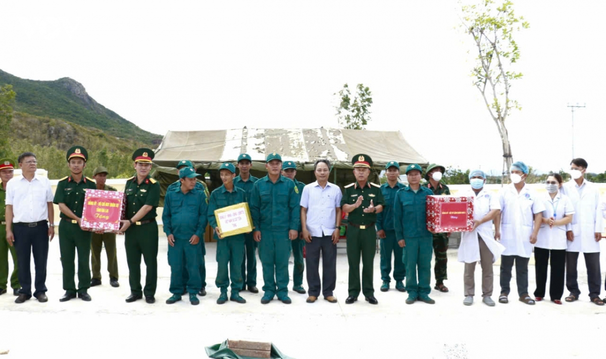 bo tu lenh quan khu 5 tham, dong vien luc luong quy tap hai cot liet si hinh anh 3