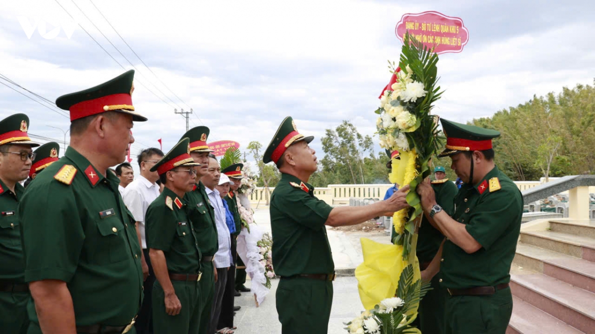 bo tu lenh quan khu 5 tham, dong vien luc luong quy tap hai cot liet si hinh anh 1