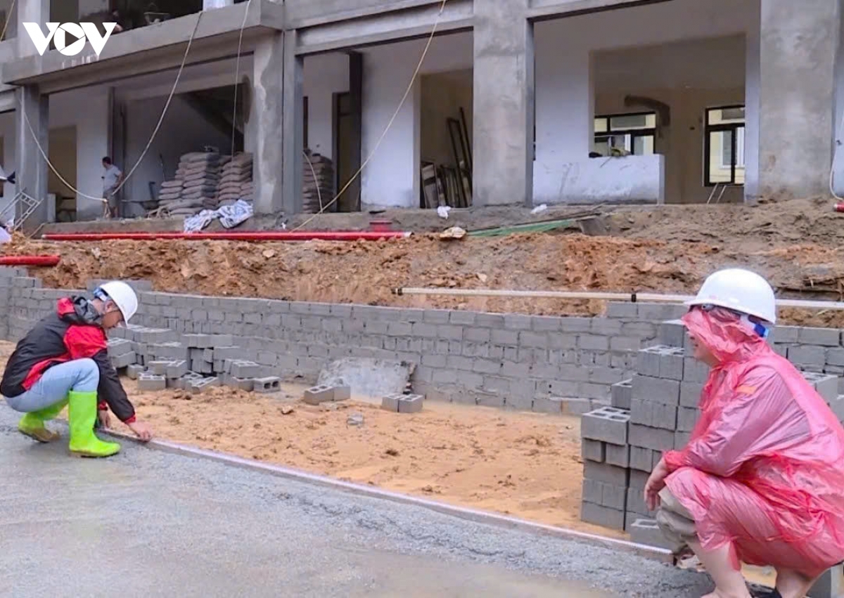  vuot nang, thang mua tren cong truong truong noi tru lien cap hinh anh 1