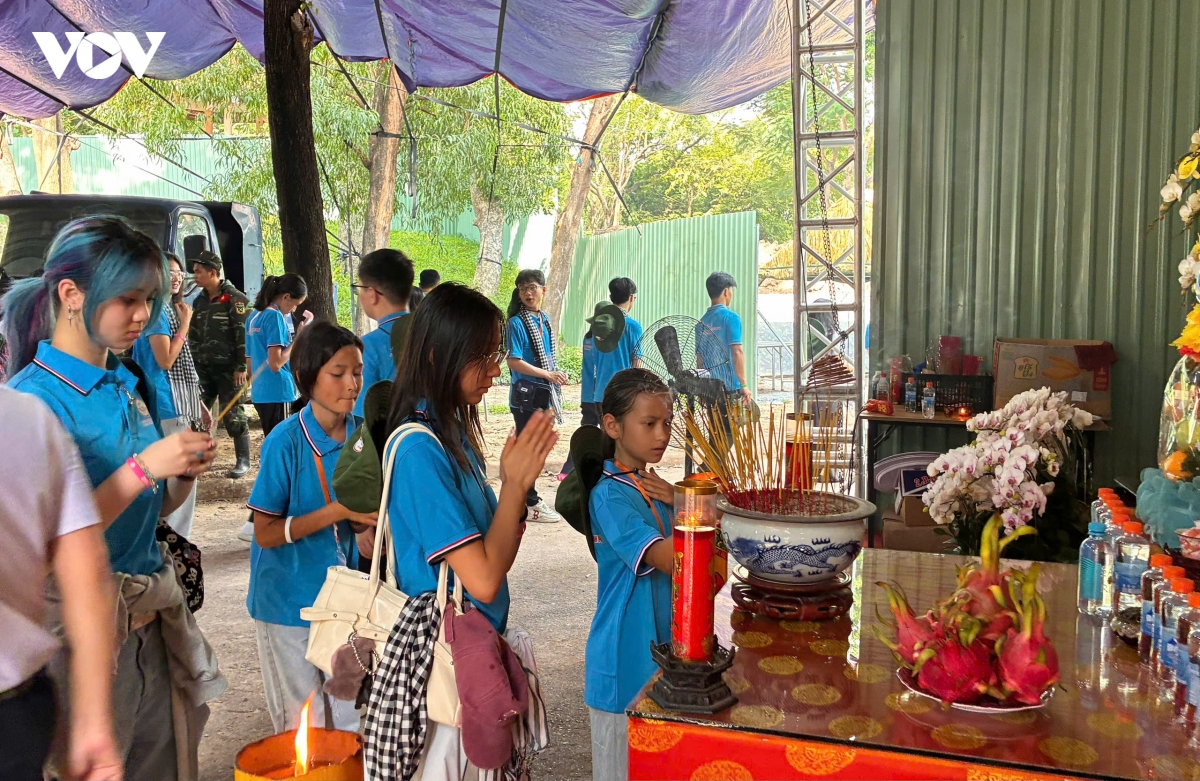 thanh thieu nien kieu bao xuc dong khi nghe ke ve cong tac khai quat mo liet si hinh anh 2