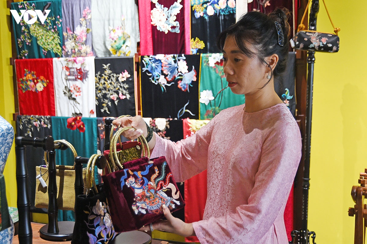 kham pha khong gian nghe thuat theu truyen thong tai ha noi hinh anh 14