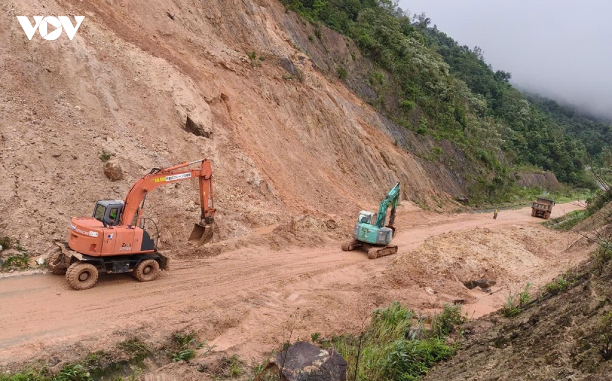 quang ngai thong xe tuyen tranh deo van roi sau khac phuc sat lo hinh anh 1
