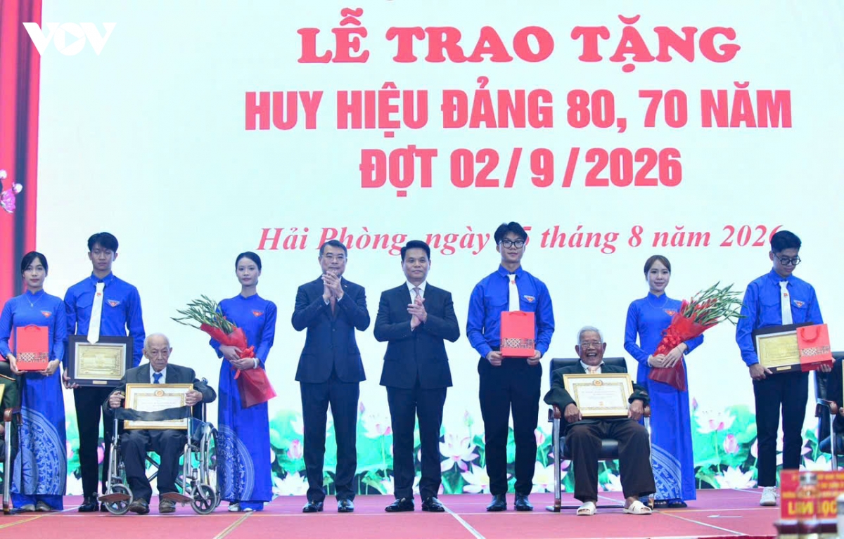 thu tuong trao huy hieu 80, 70 nam tuoi Dang tai tp hai phong hinh anh 5