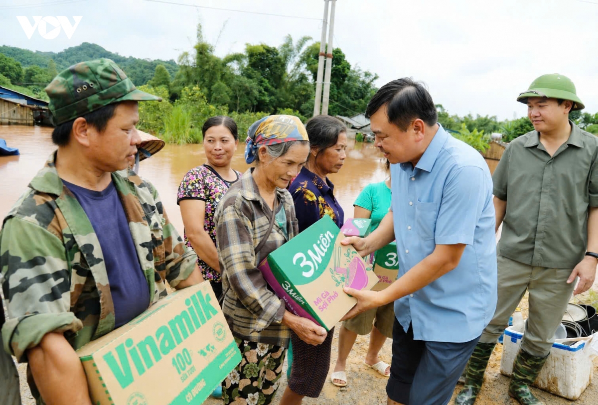 khan truong ung cuu, ho tro nguoi dan bi co lap tai ron lu that khe hinh anh 14