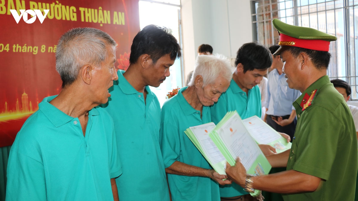 nhung tam can cuoc dac biet duoc trao gui cho nhom nhan khau dac thu hinh anh 2