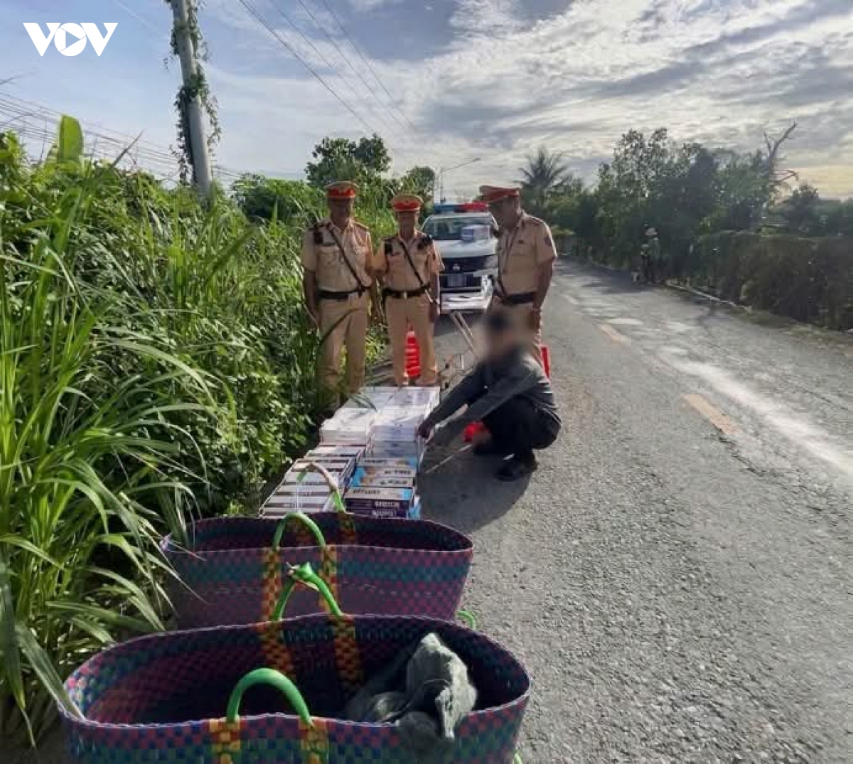 Dong thap bao dong tinh trang mua ban thuoc la lau vung bien gioi hinh anh 1