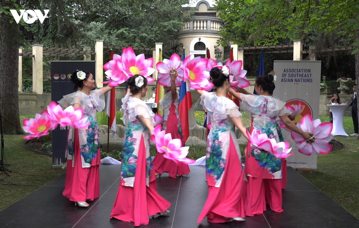 ngay gia dinh asean tai sec lan toa tinh than doan ket va hop tac khu vuc hinh anh 3