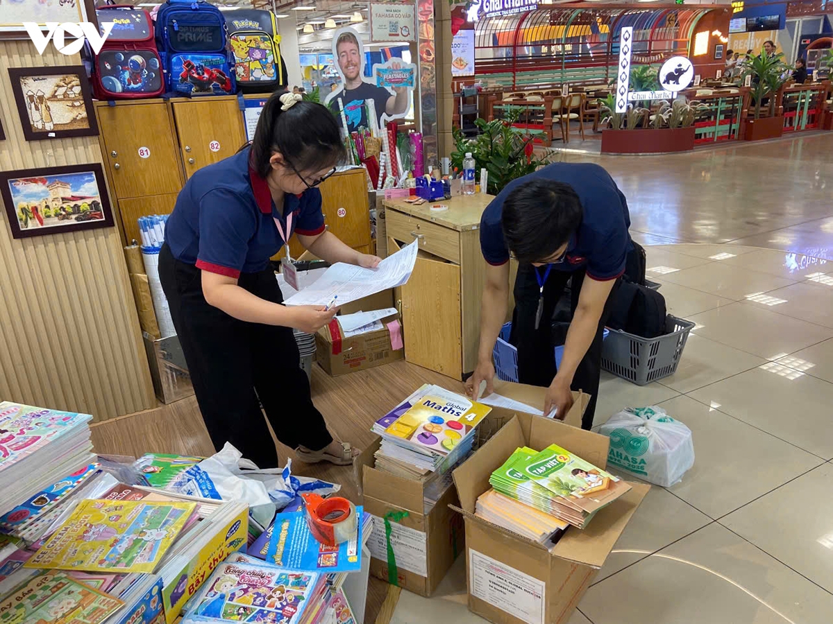 phu huynh tp.hcm san sach giao khoa, nha xuat ban se tiep tuc bo sung hinh anh 2