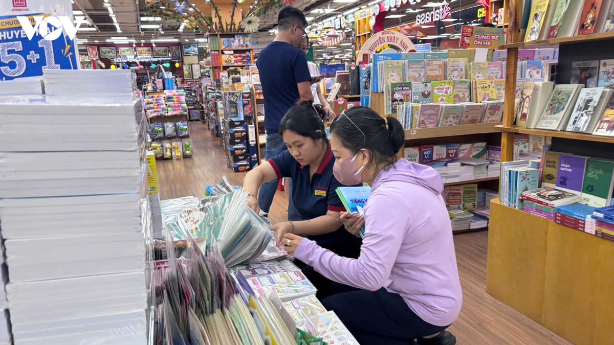 phu huynh tp.hcm san sach giao khoa, nha xuat ban se tiep tuc bo sung hinh anh 4