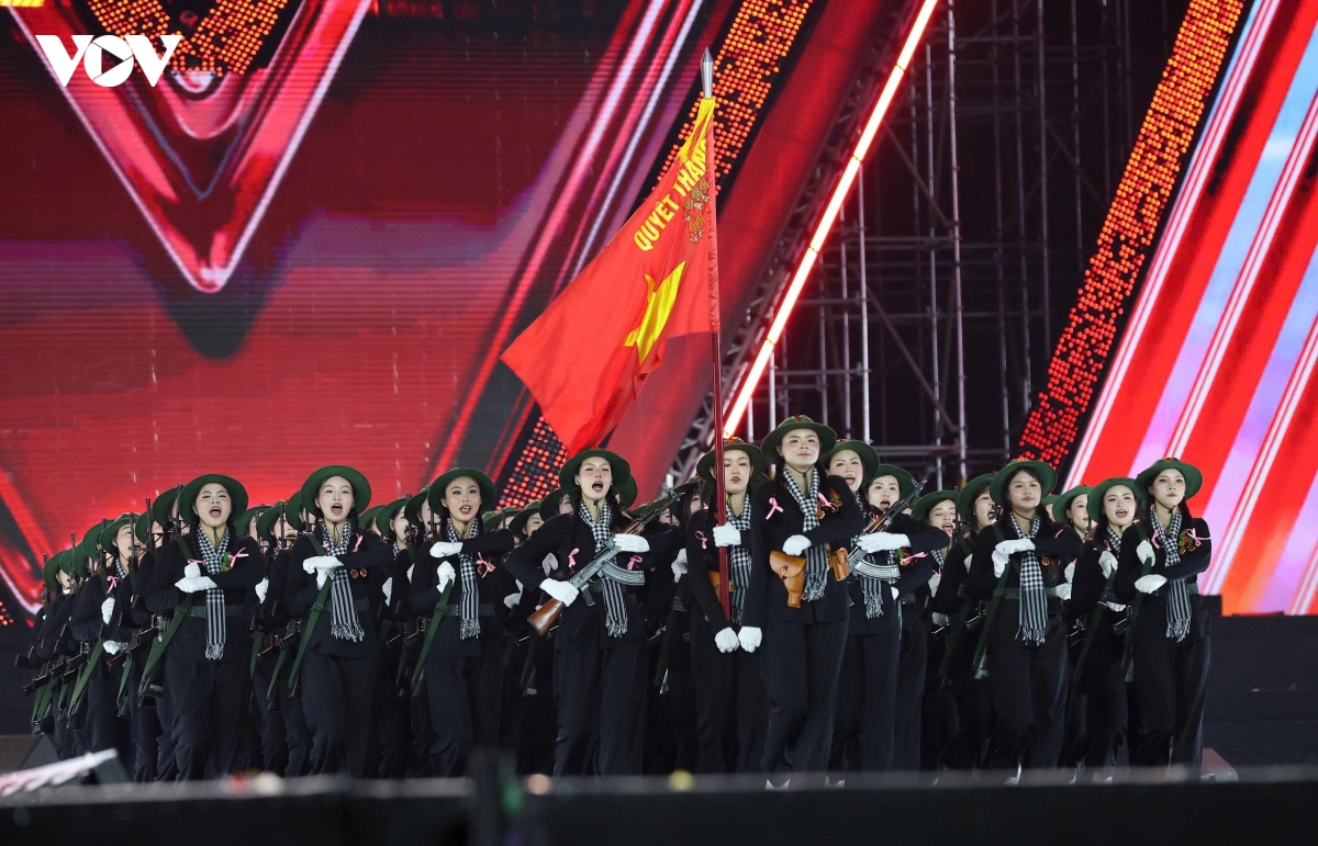 khan gia tp.hcm doi mua xem concert to quoc trong tim hinh anh 17