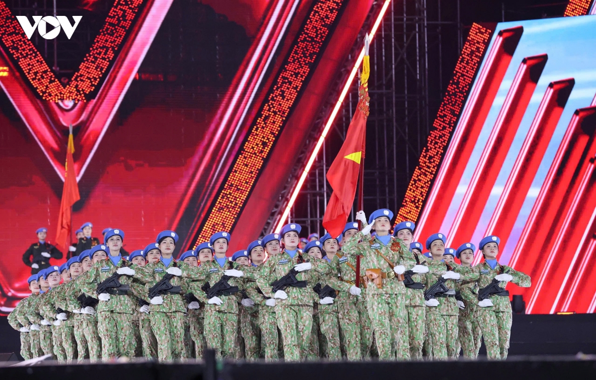 khan gia tp.hcm doi mua xem concert to quoc trong tim hinh anh 15
