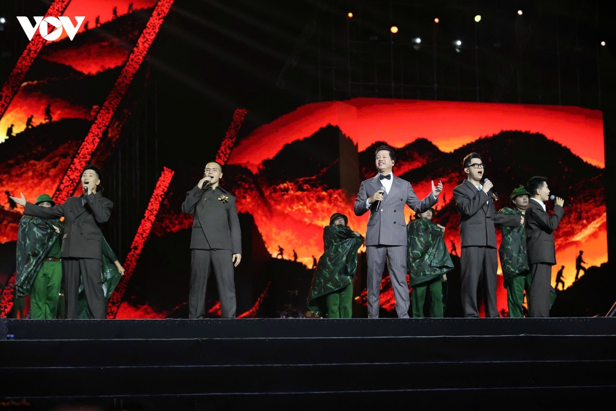 khan gia tp.hcm doi mua xem concert to quoc trong tim hinh anh 10