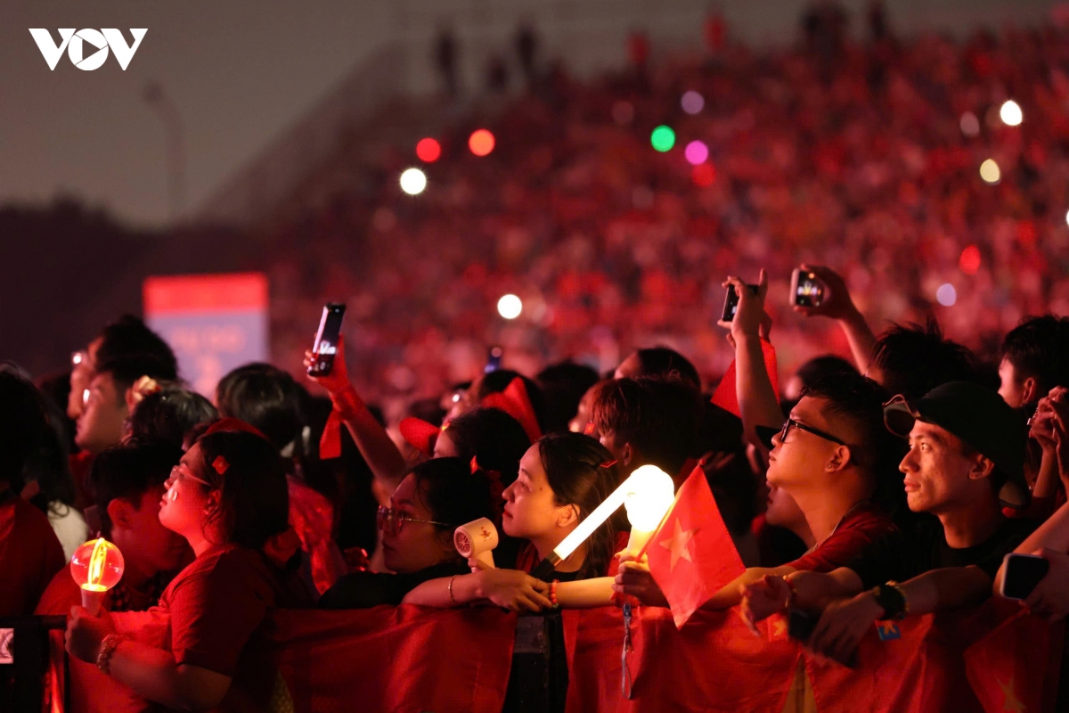 khan gia tp.hcm doi mua xem concert to quoc trong tim hinh anh 19