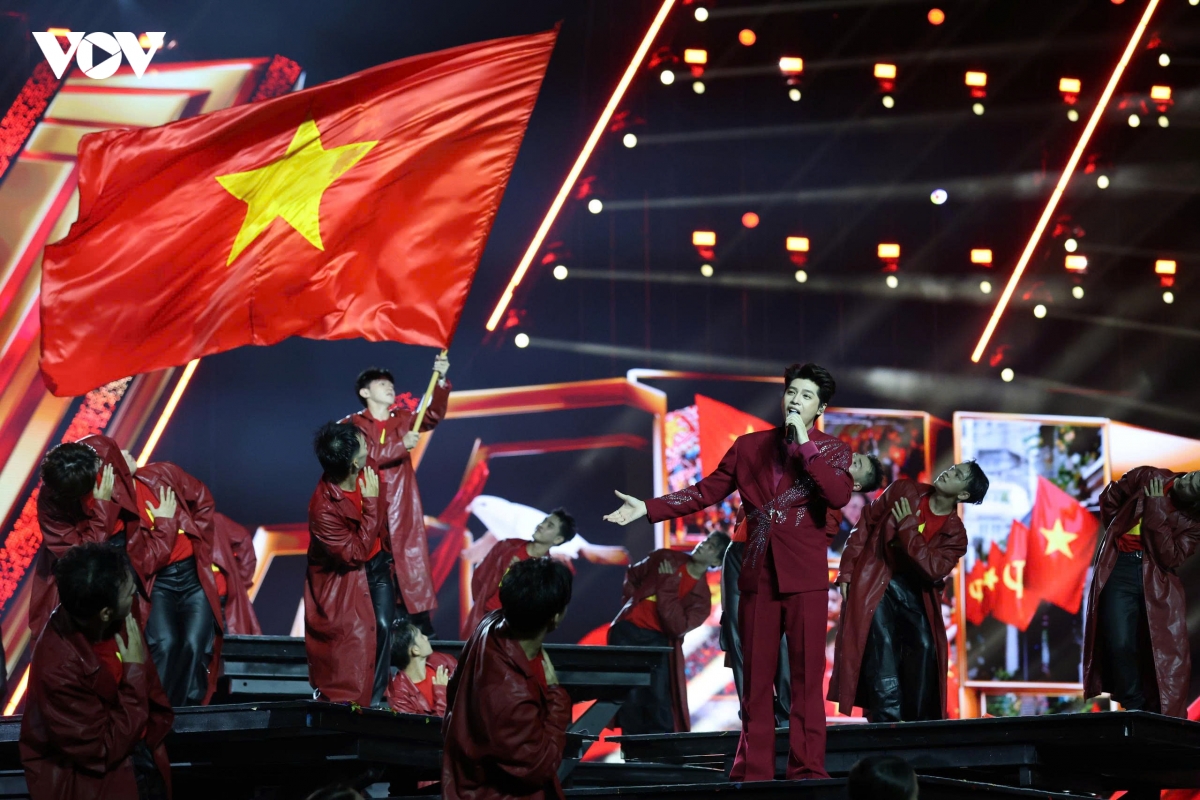 khan gia tp.hcm doi mua xem concert to quoc trong tim hinh anh 20