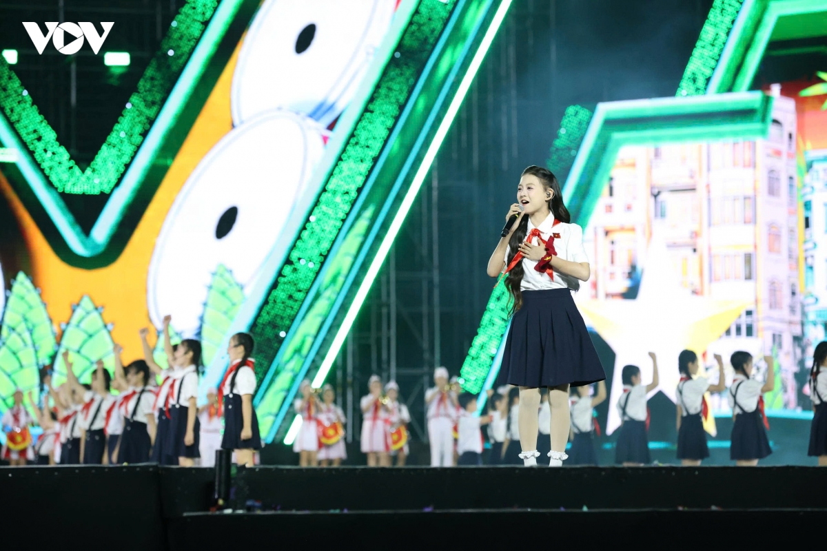 khan gia tp.hcm doi mua xem concert to quoc trong tim hinh anh 18