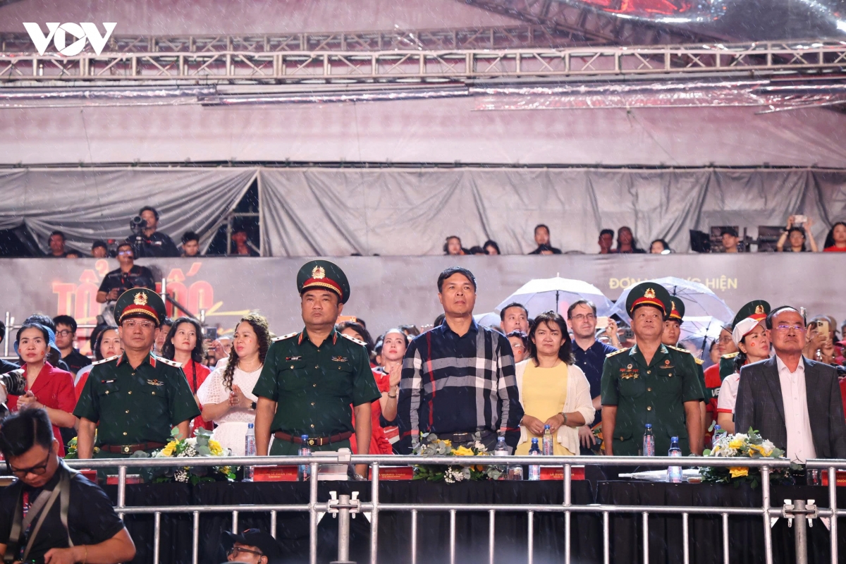 khan gia tp.hcm doi mua xem concert to quoc trong tim hinh anh 3