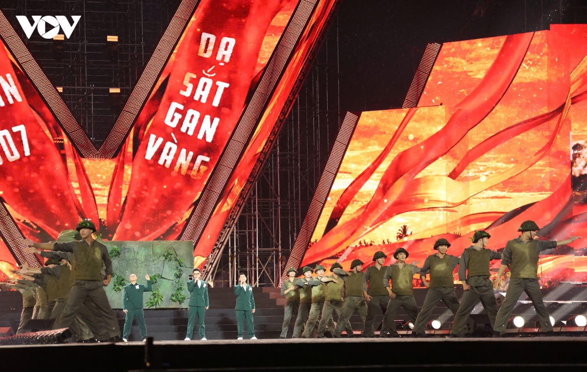 khan gia tp.hcm doi mua xem concert to quoc trong tim hinh anh 4