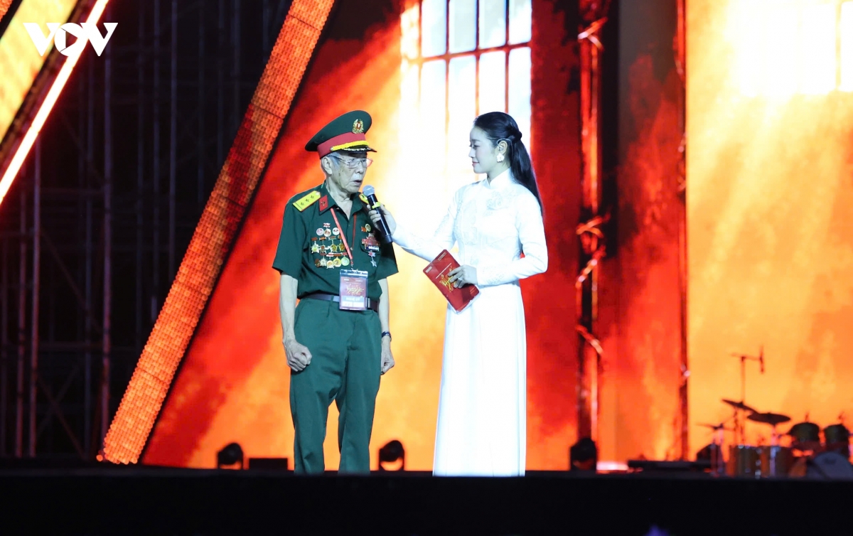 khan gia tp.hcm doi mua xem concert to quoc trong tim hinh anh 7