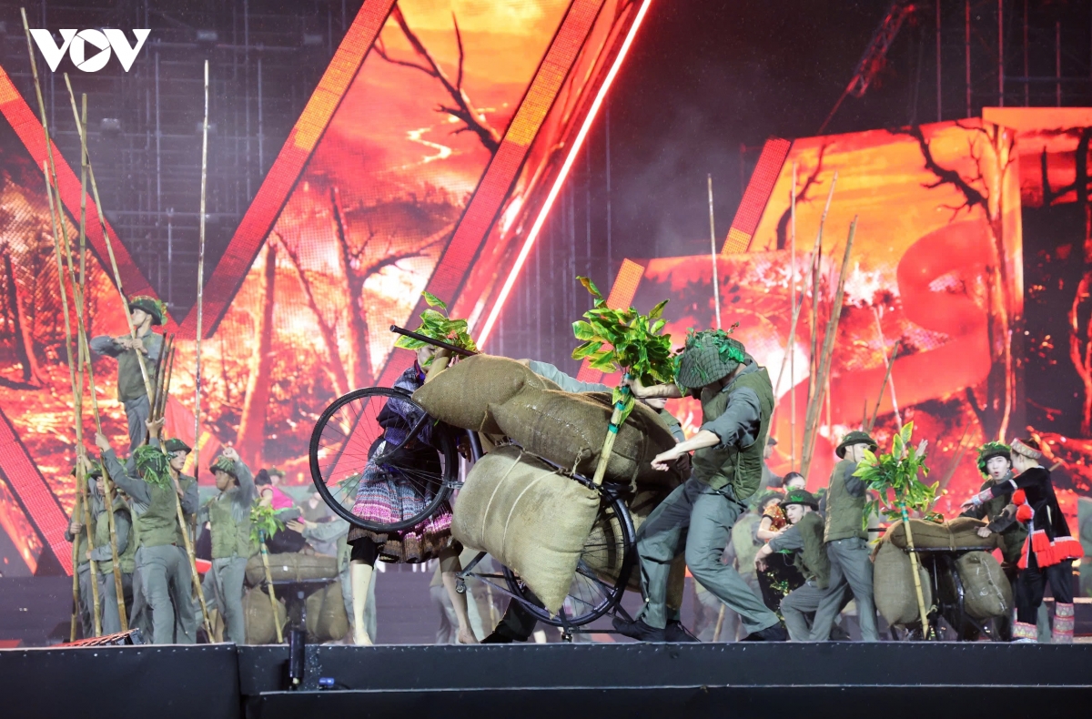 khan gia tp.hcm doi mua xem concert to quoc trong tim hinh anh 5
