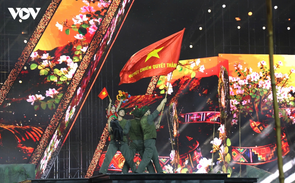 khan gia tp.hcm doi mua xem concert to quoc trong tim hinh anh 6