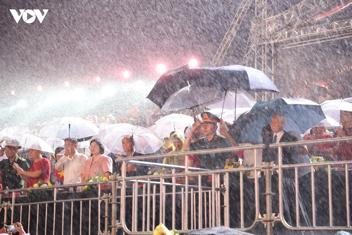khan gia tp.hcm doi mua xem concert to quoc trong tim hinh anh 2
