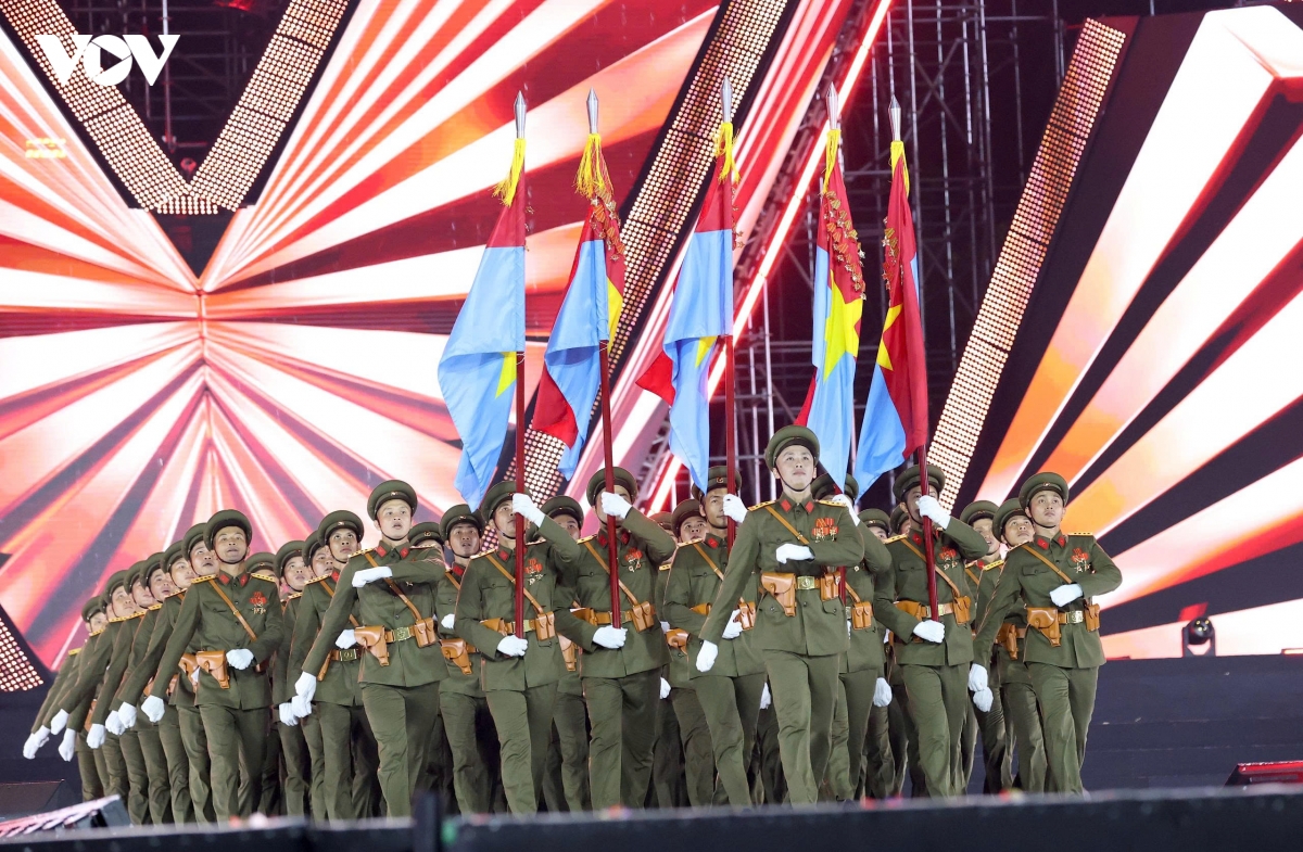khan gia tp.hcm doi mua xem concert to quoc trong tim hinh anh 11