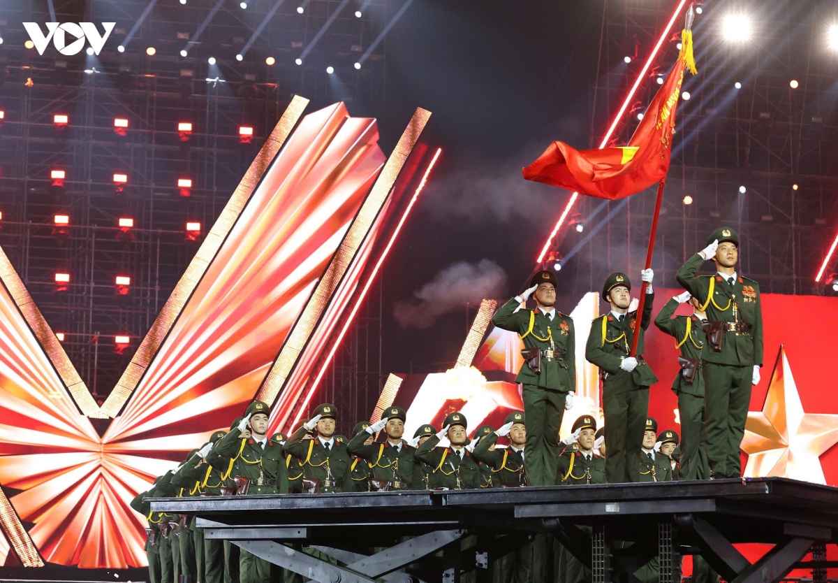 khan gia tp.hcm doi mua xem concert to quoc trong tim hinh anh 14