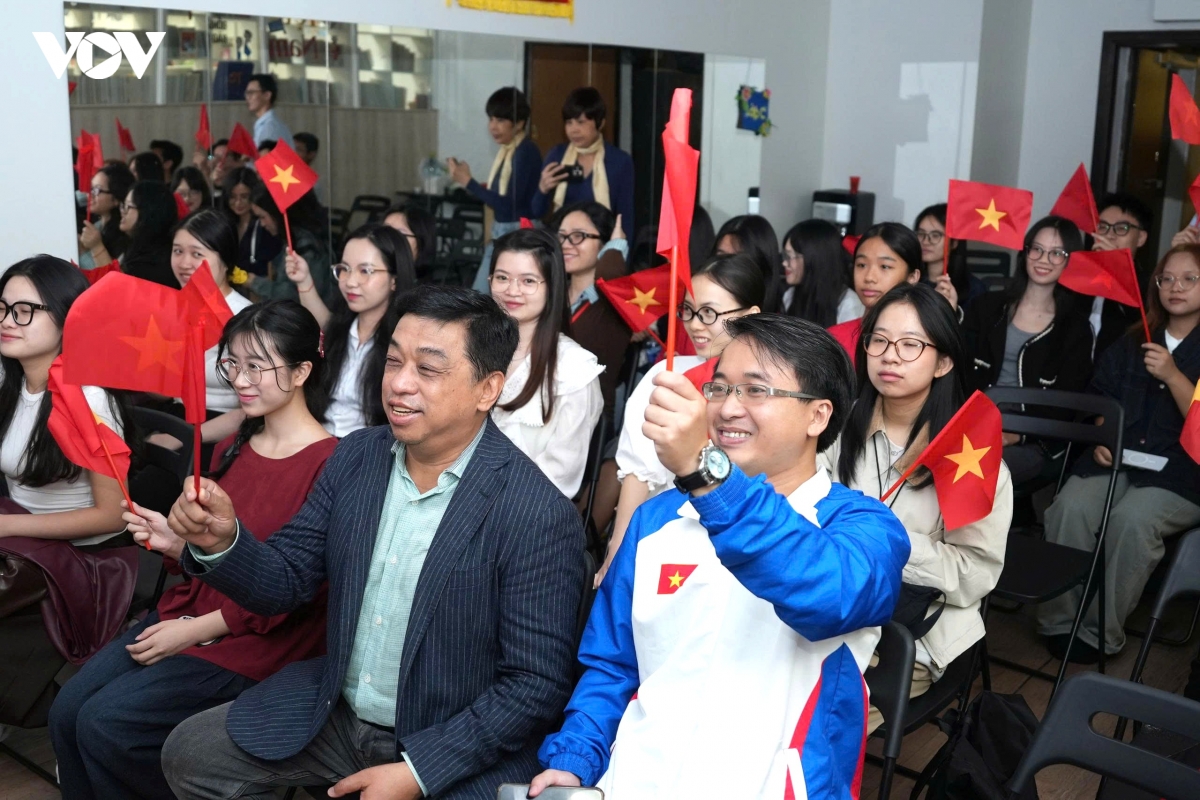 Buổi xem trực tuyến chương trình nghệ thuật chính luận “Tổ quốc trong tim” tại Moscow.