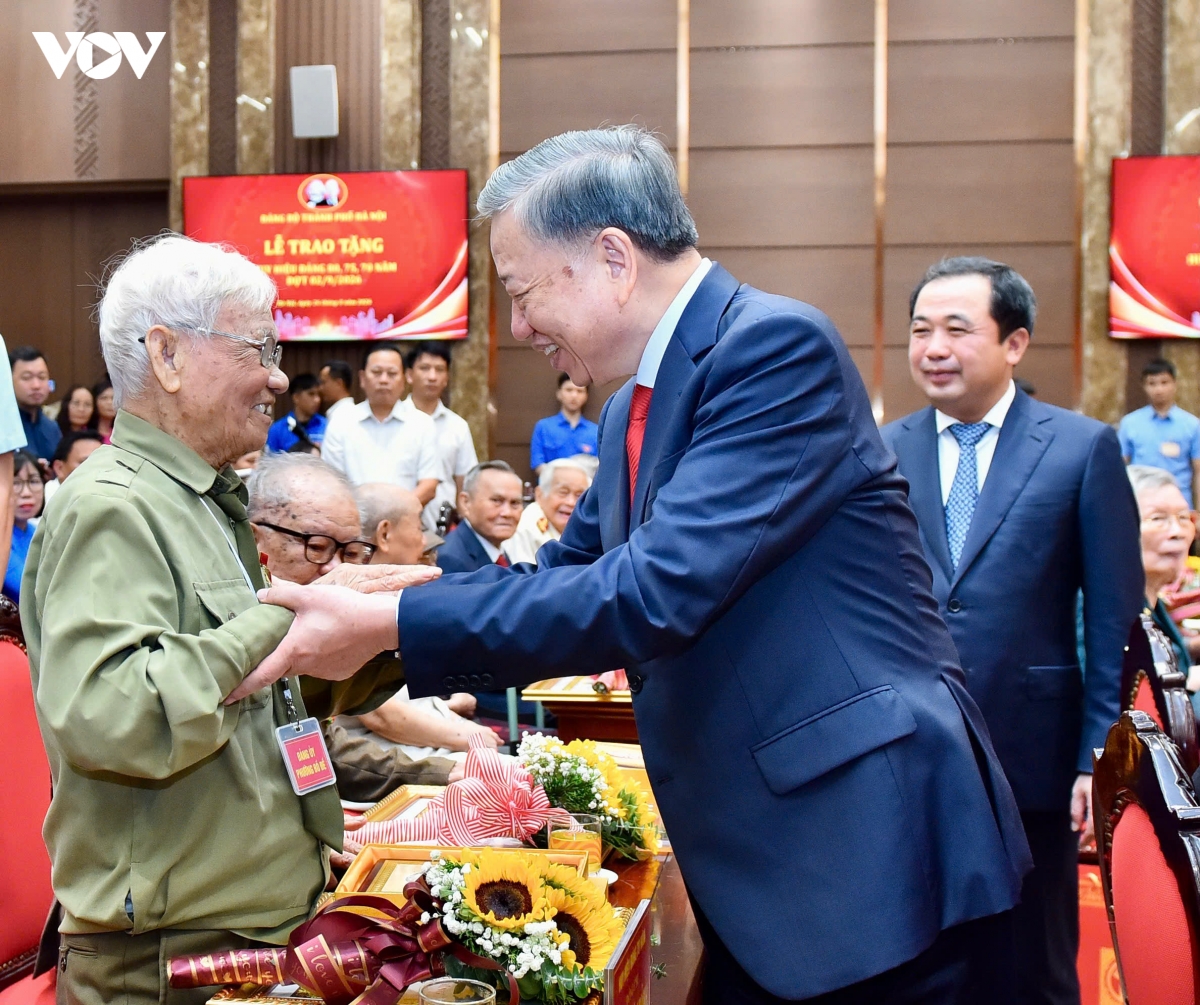 tong bi thu, chu tich nuoc du le trao tang huy hieu Dang tai Dang bo tp ha noi hinh anh 2