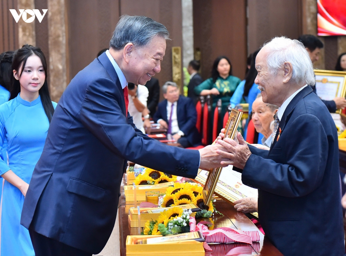 tong bi thu, chu tich nuoc du le trao tang huy hieu Dang tai Dang bo tp ha noi hinh anh 3