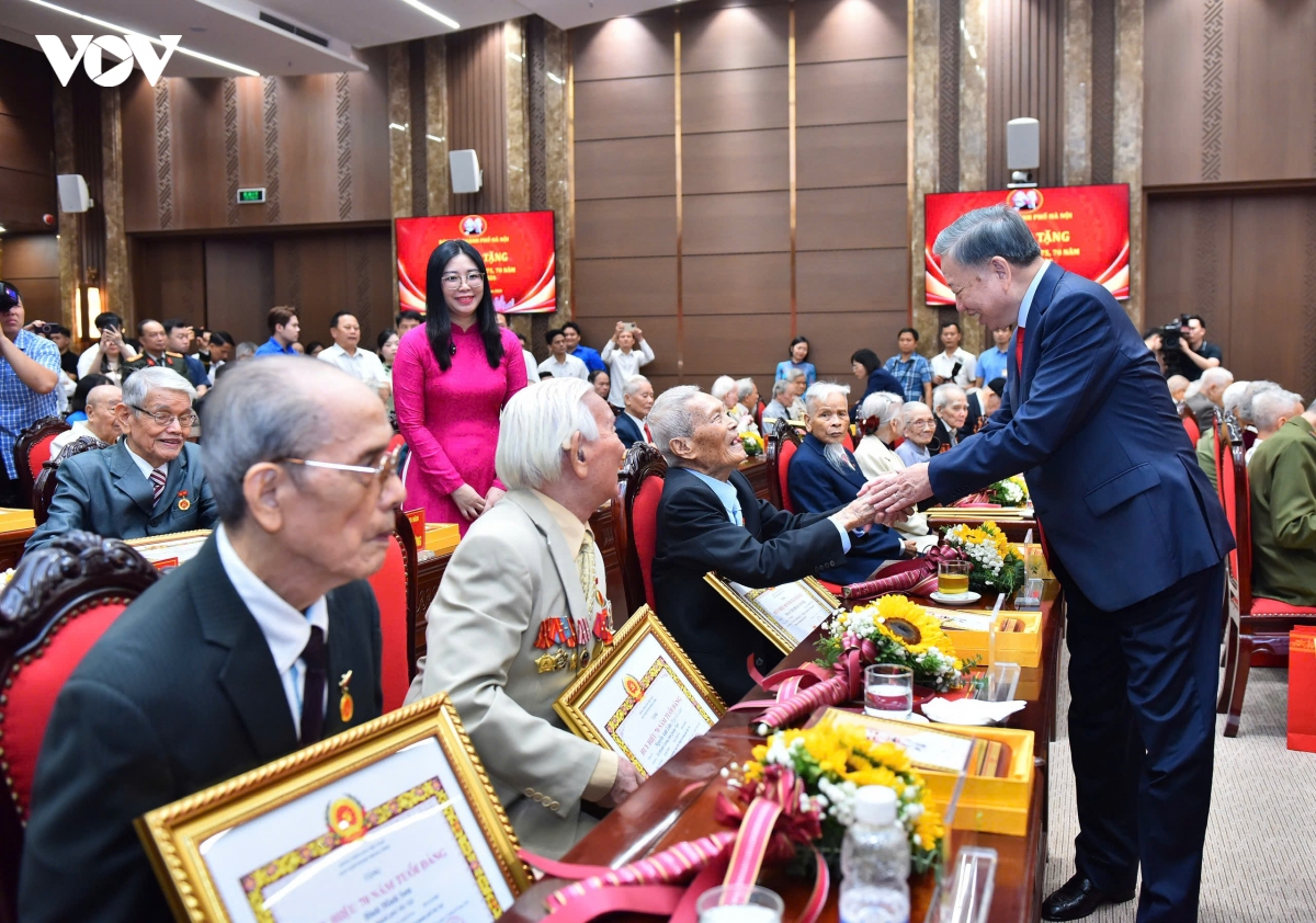 tong bi thu, chu tich nuoc du le trao tang huy hieu Dang tai Dang bo tp ha noi hinh anh 4