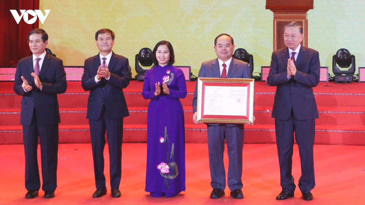 Tổng Bí thư, Chủ tịch nước Tô Lâm trao nghị quyết thành lập thành phố Quảng Ninh
