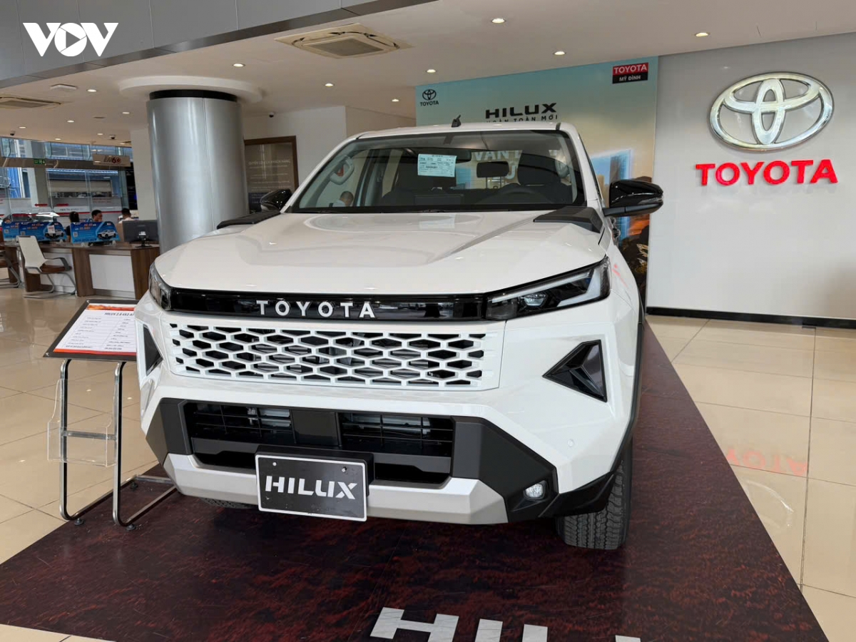 Toyota Hilux giảm giá 40 triệu đồng, tăng sức ép lên Ford Ranger