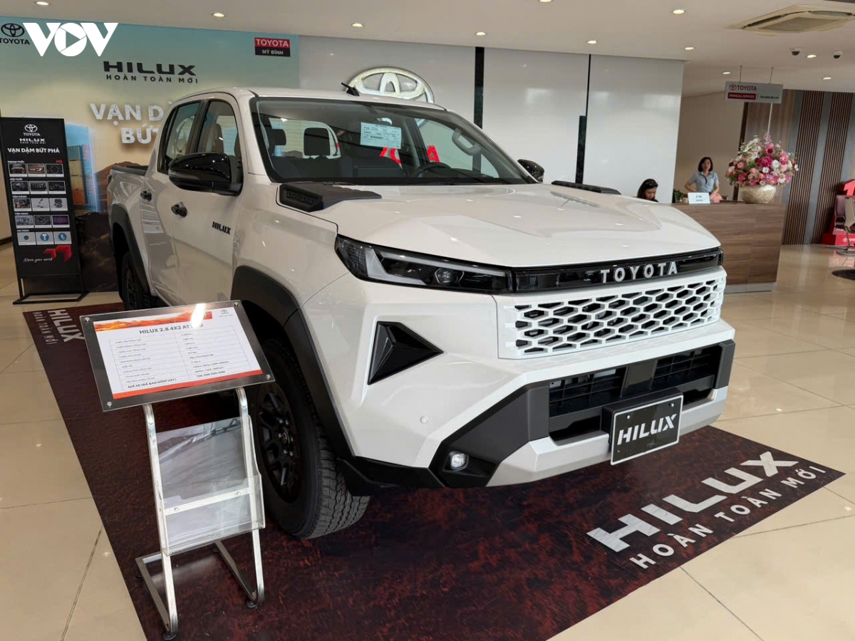 toyota hilux giam gia 40 trieu dong, tang suc ep len ford ranger hinh anh 1
