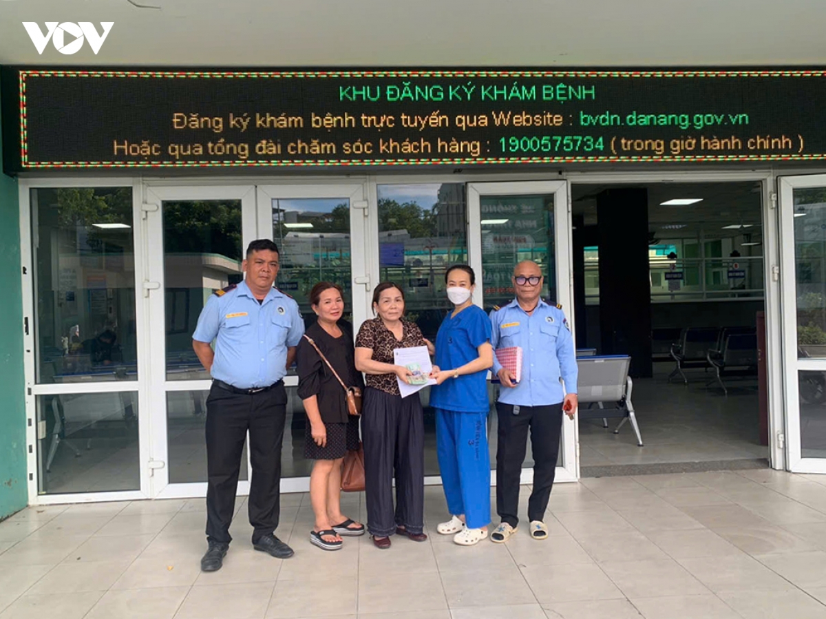 nhan vien y te benh vien Da nang tra lai tien nguoi benh danh roi hinh anh 1