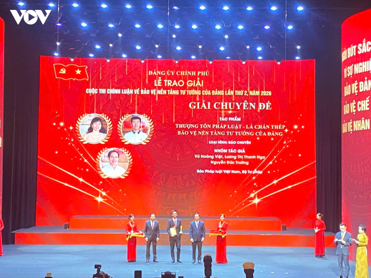 Dang uy chinh phu trao giai cuoc thi chinh luan bao ve nen tang tu tuong cua Dang hinh anh 3