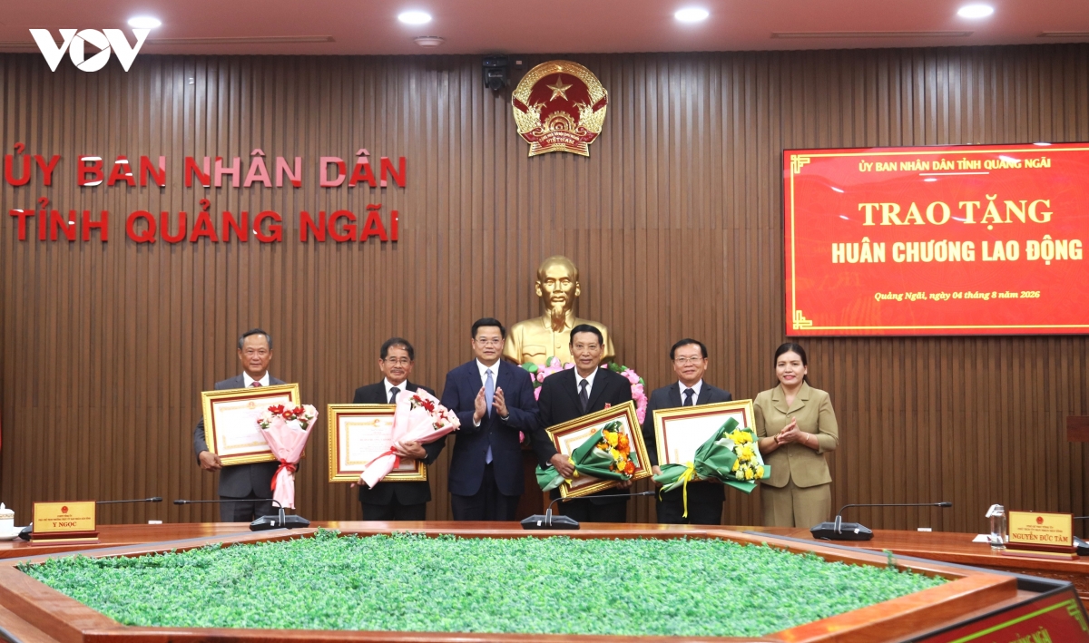 quang ngai to chuc le trao tang huan chuong lao dong hinh anh 1
